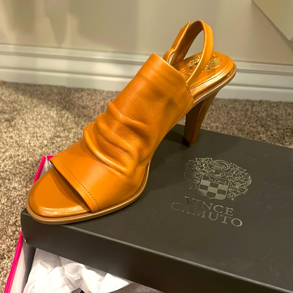 NWT Vince Camino heeled camel sandal